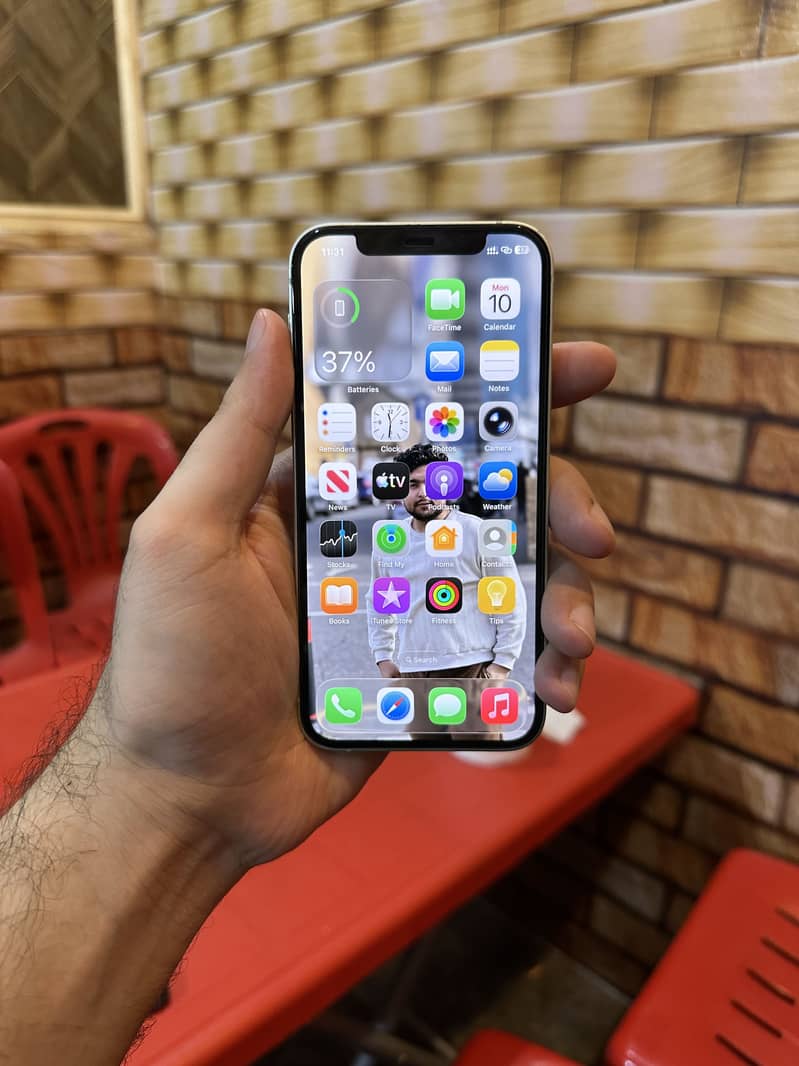 Apple iPhone 12 1