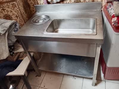 Breeding table with water baskit and flour baskit