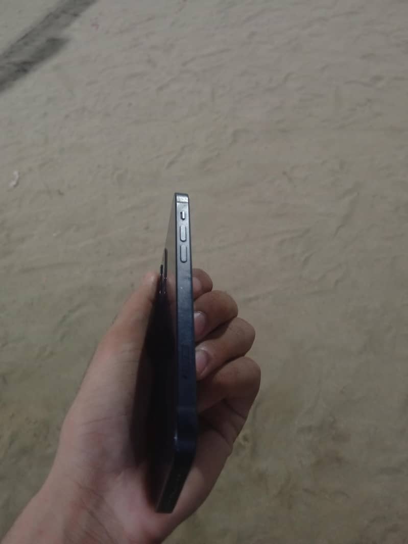 Apple iPhone 12 4