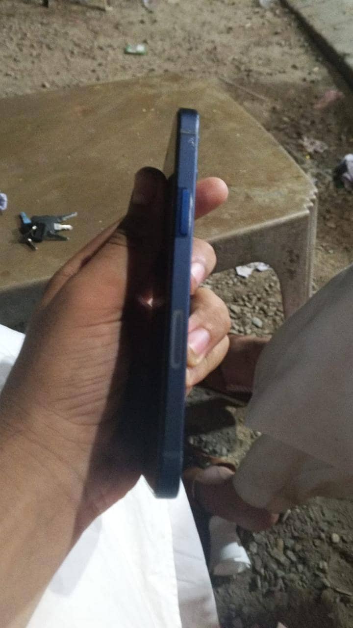 Apple iPhone 12 4