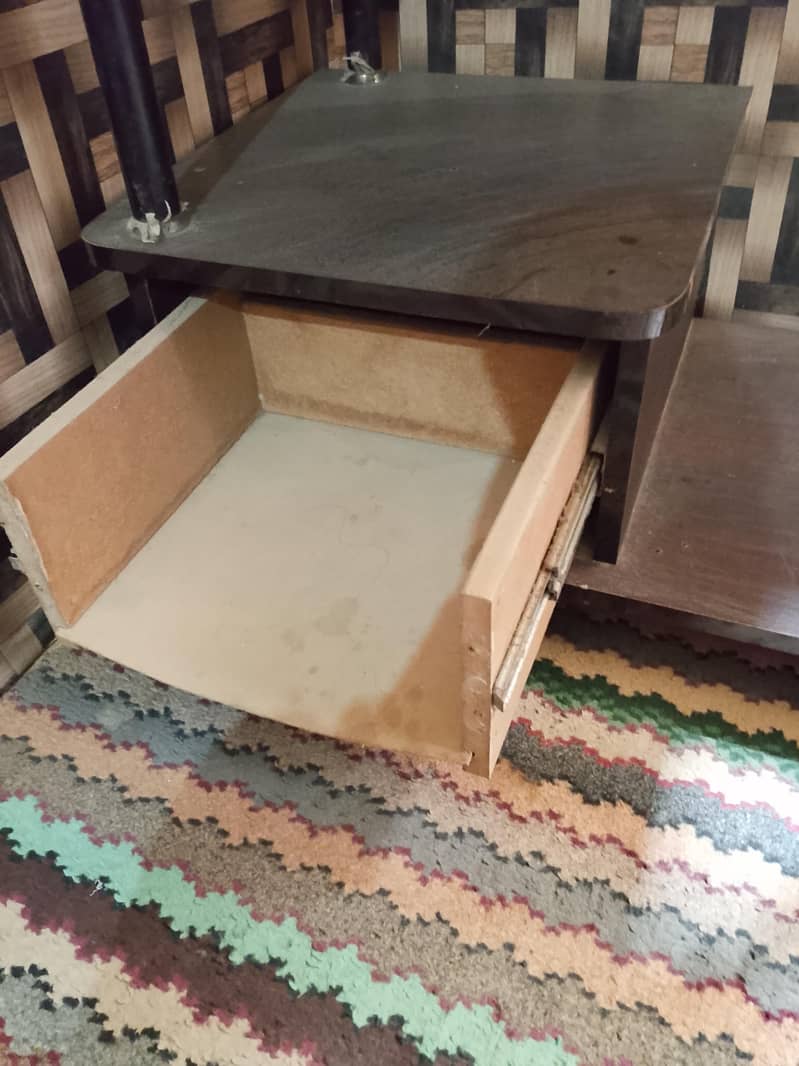 Computer table 1
