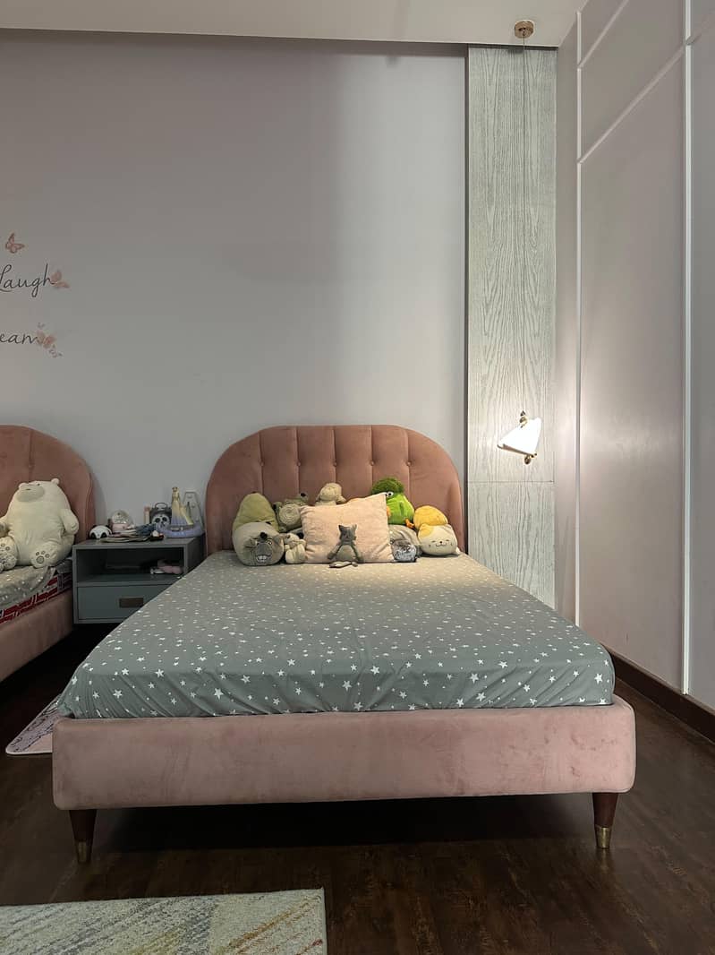 designer beds with side table 0