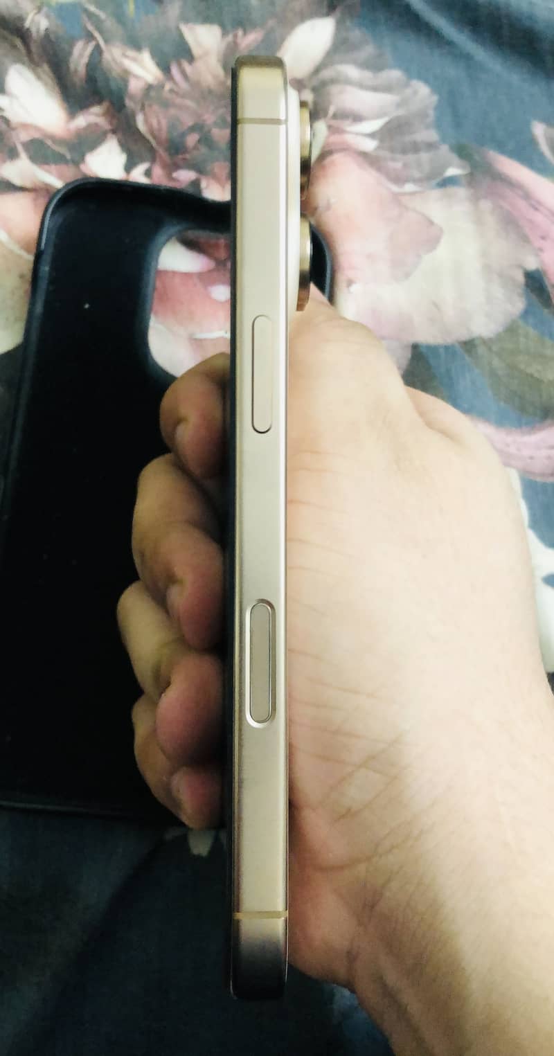 Apple iPhone 16 Pro 3