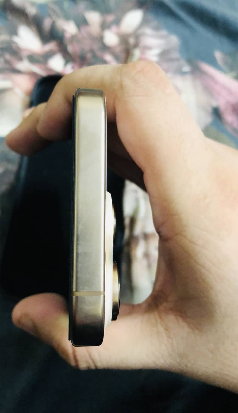Apple iPhone 16 Pro 4