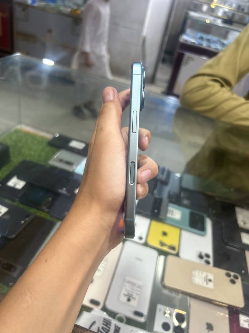 Apple iPhone 16 2