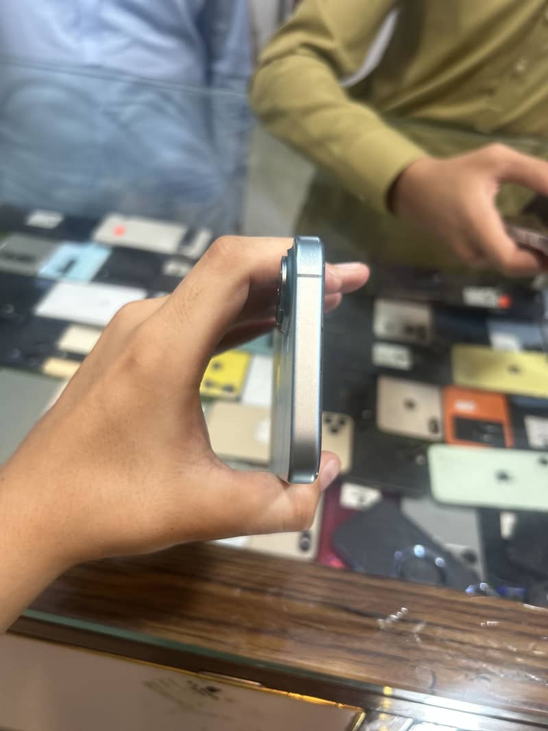 Apple iPhone 16 4