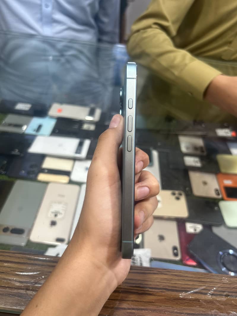Apple iPhone 16 5