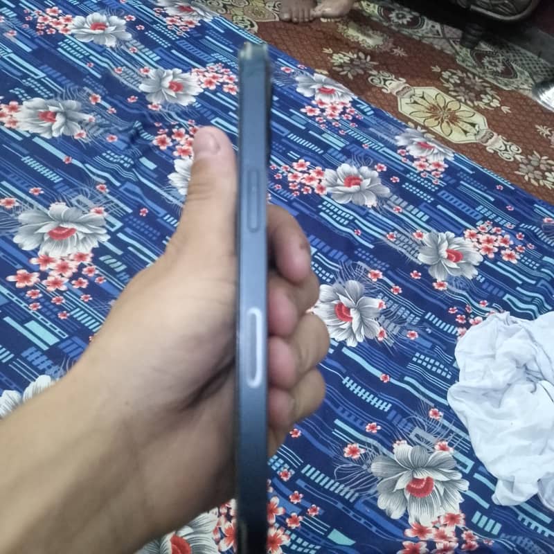 Apple iPhone 13 5