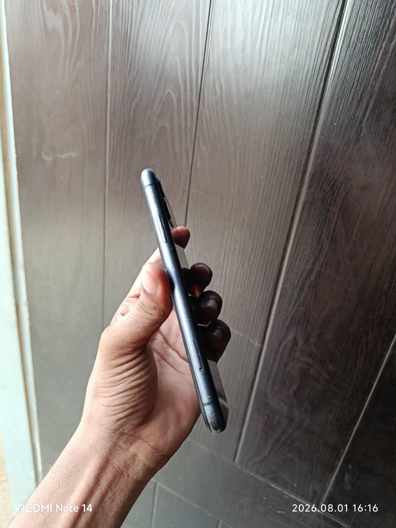 iPhone 11 3