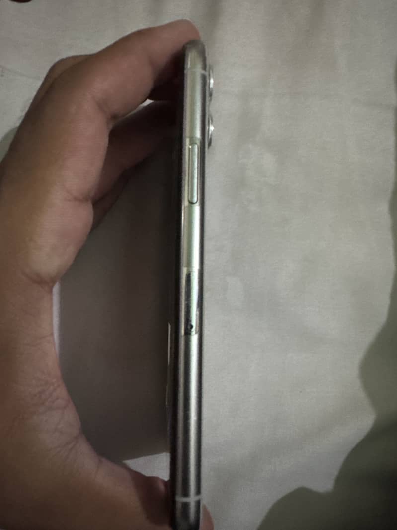 Apple iPhone 11 Pro 4