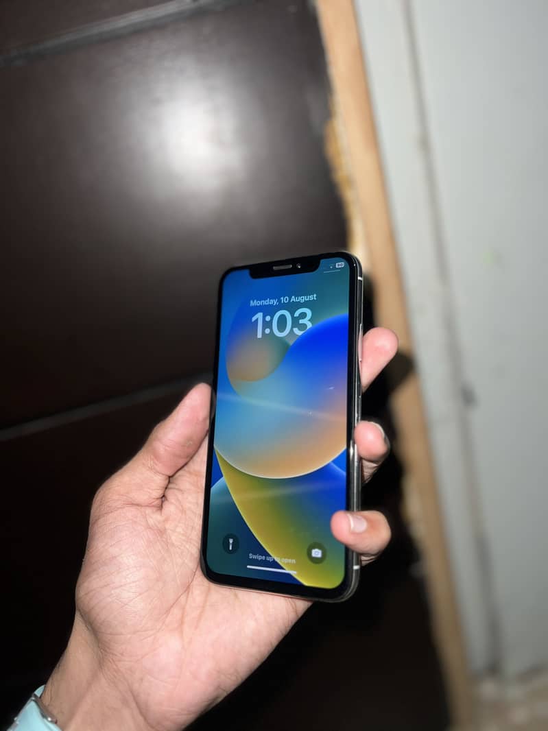 Apple iPhone X 4