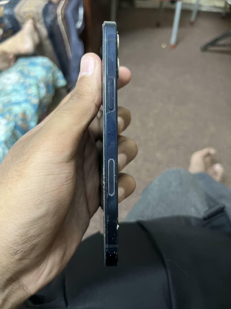 Apple iPhone 12 4