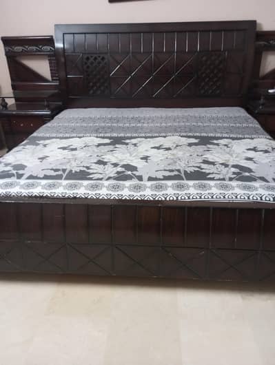 bed + 2 side tables