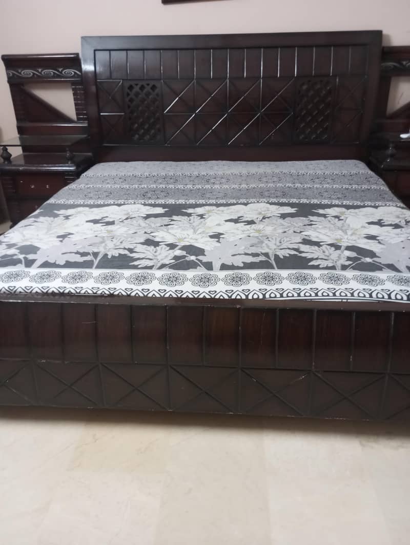 bed + 2 side tables 0