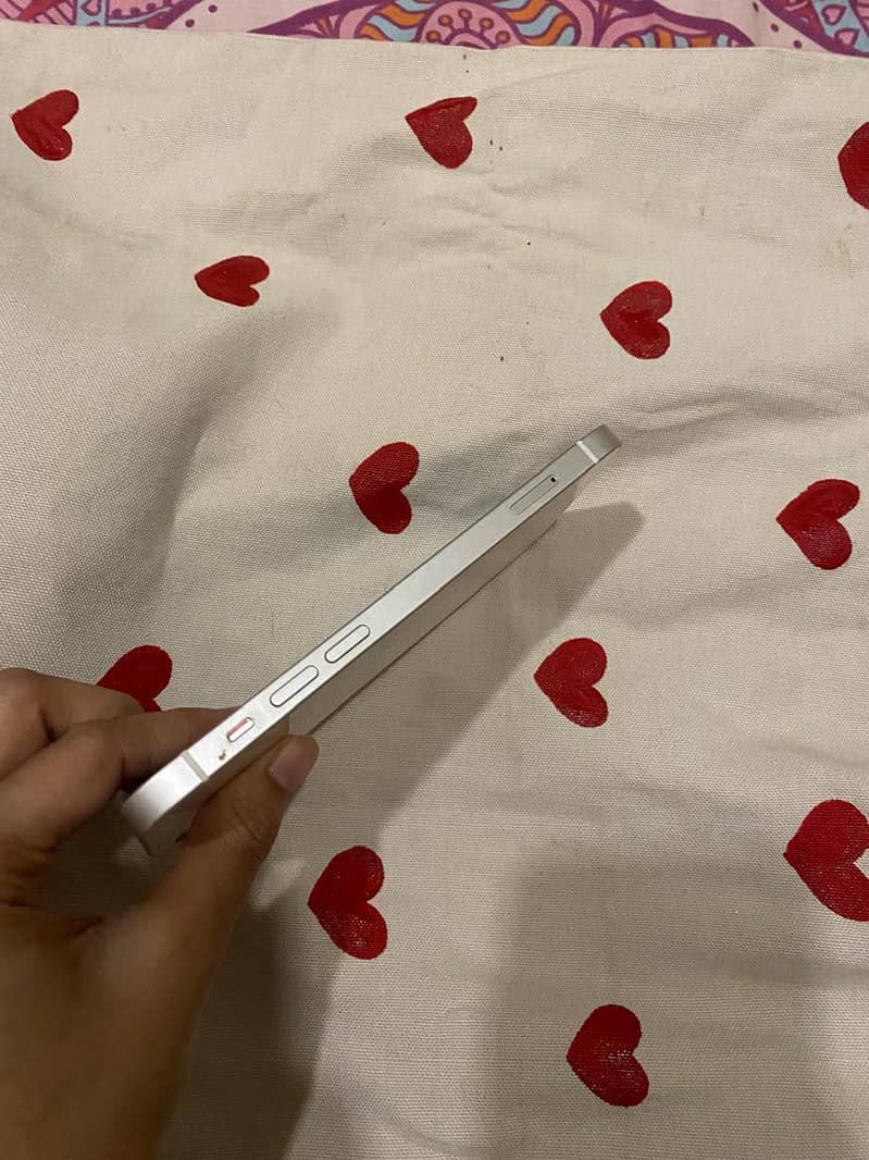 Apple iPhone 12 4