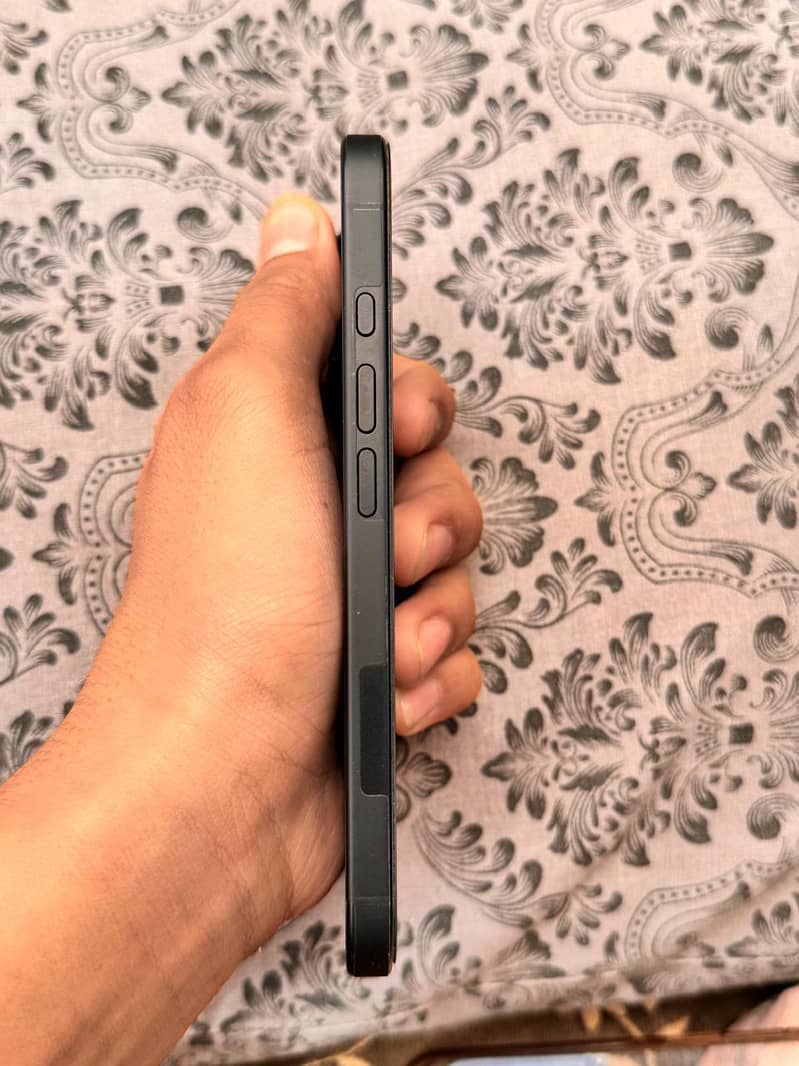 Apple iPhone 16 5