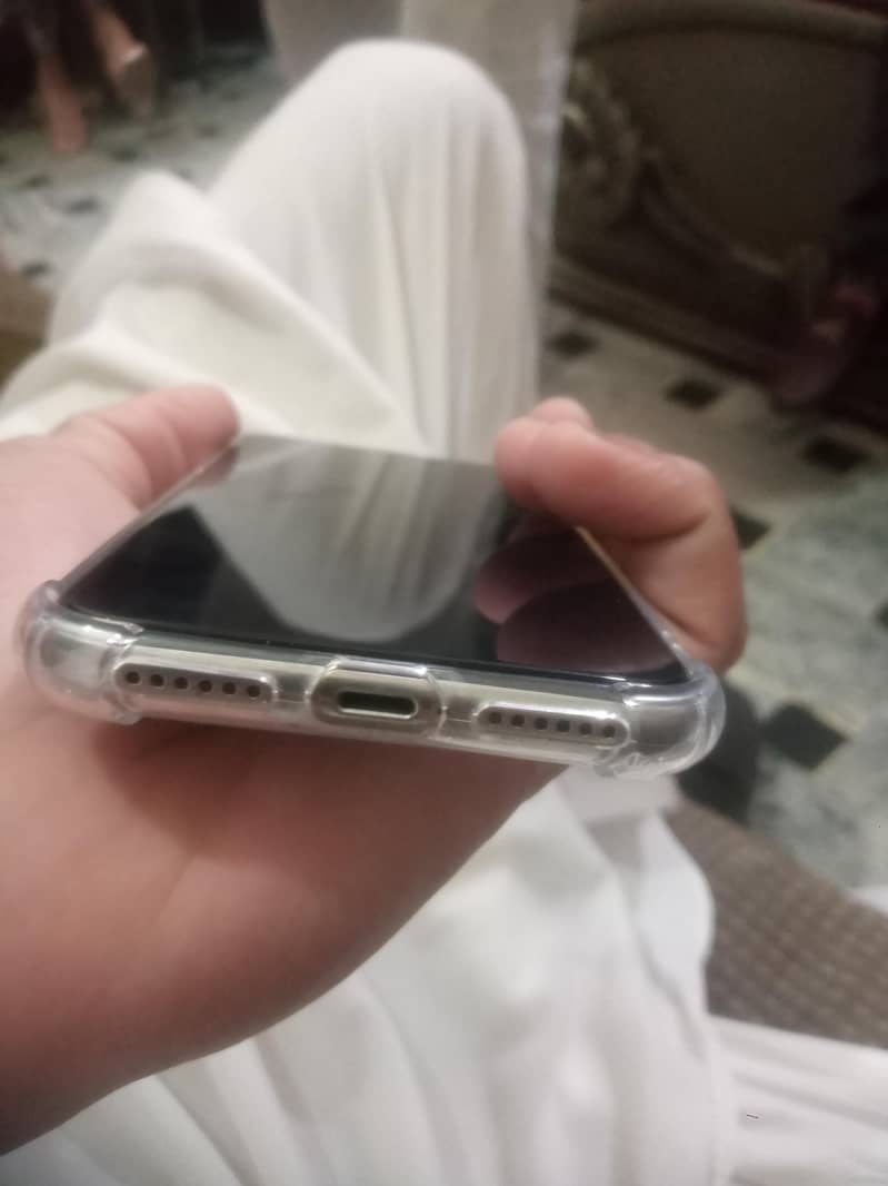 Apple iPhone X 4