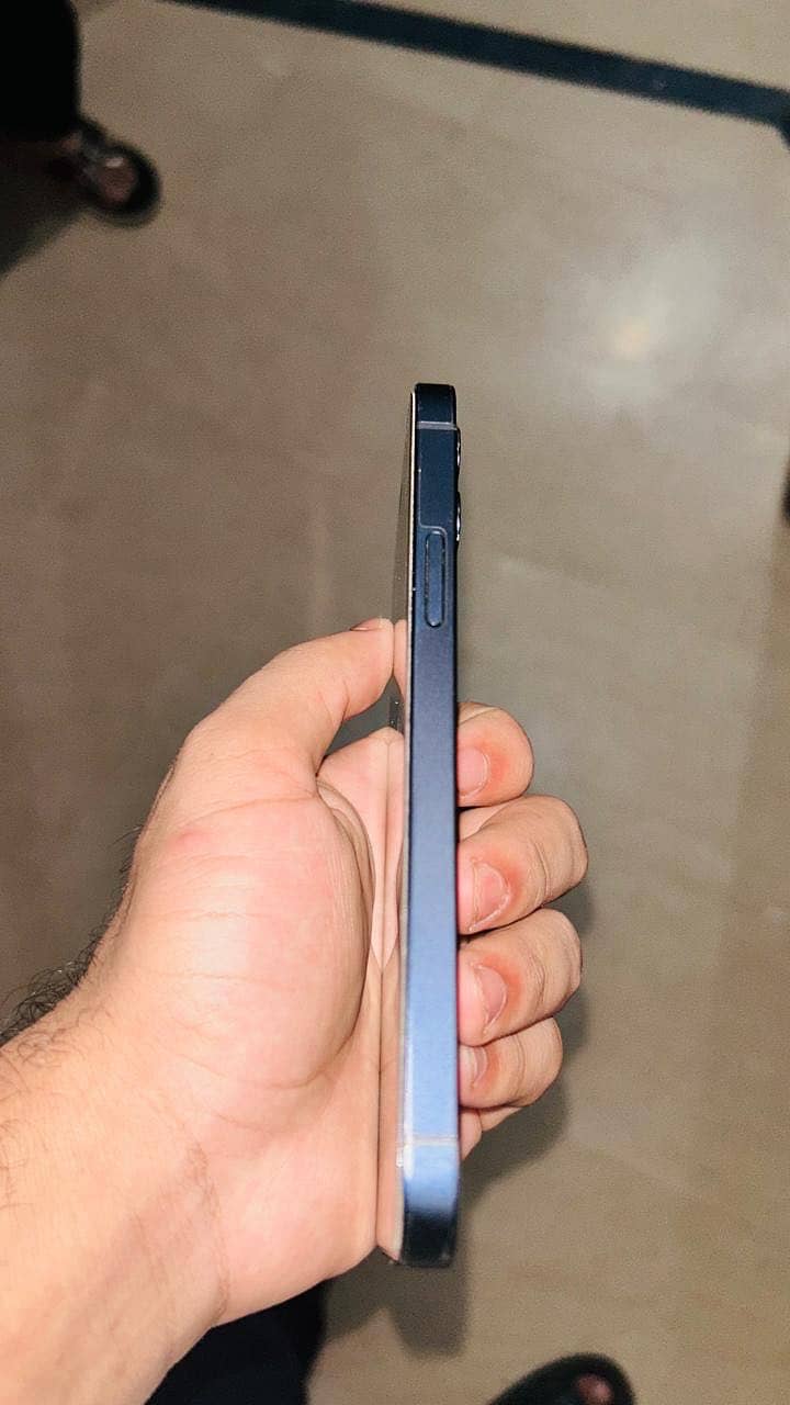 Apple iPhone 12 4