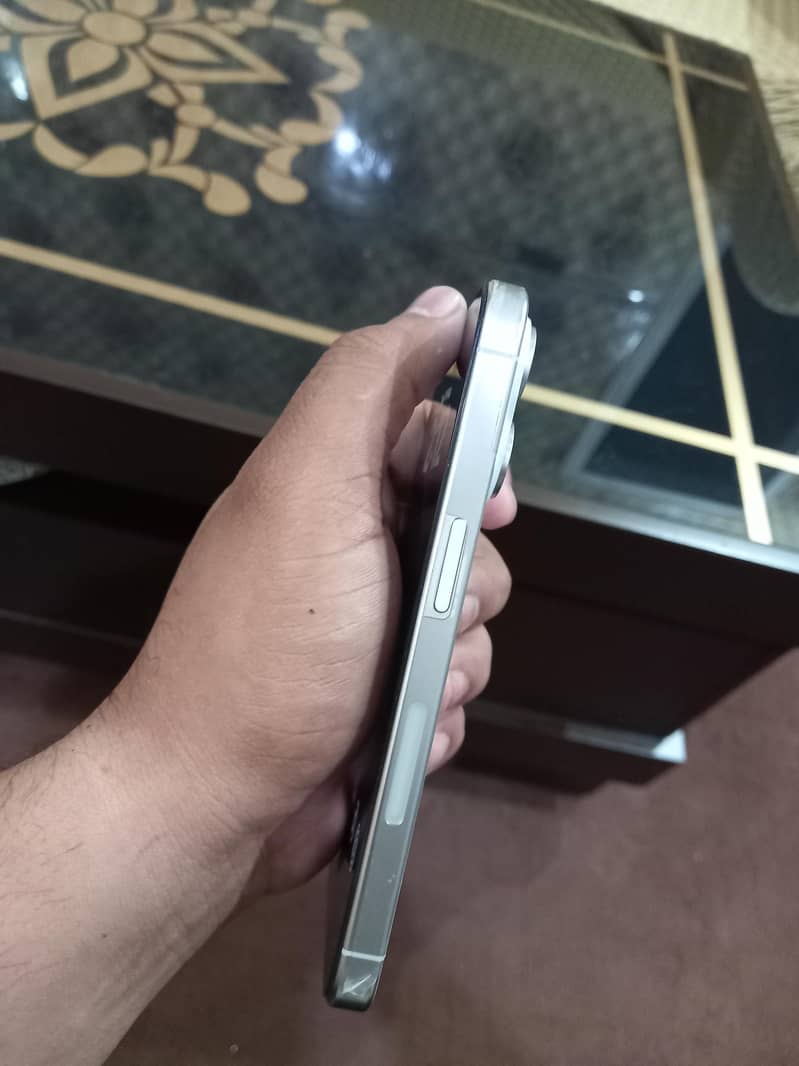 Apple iPhone 15 Pro 3