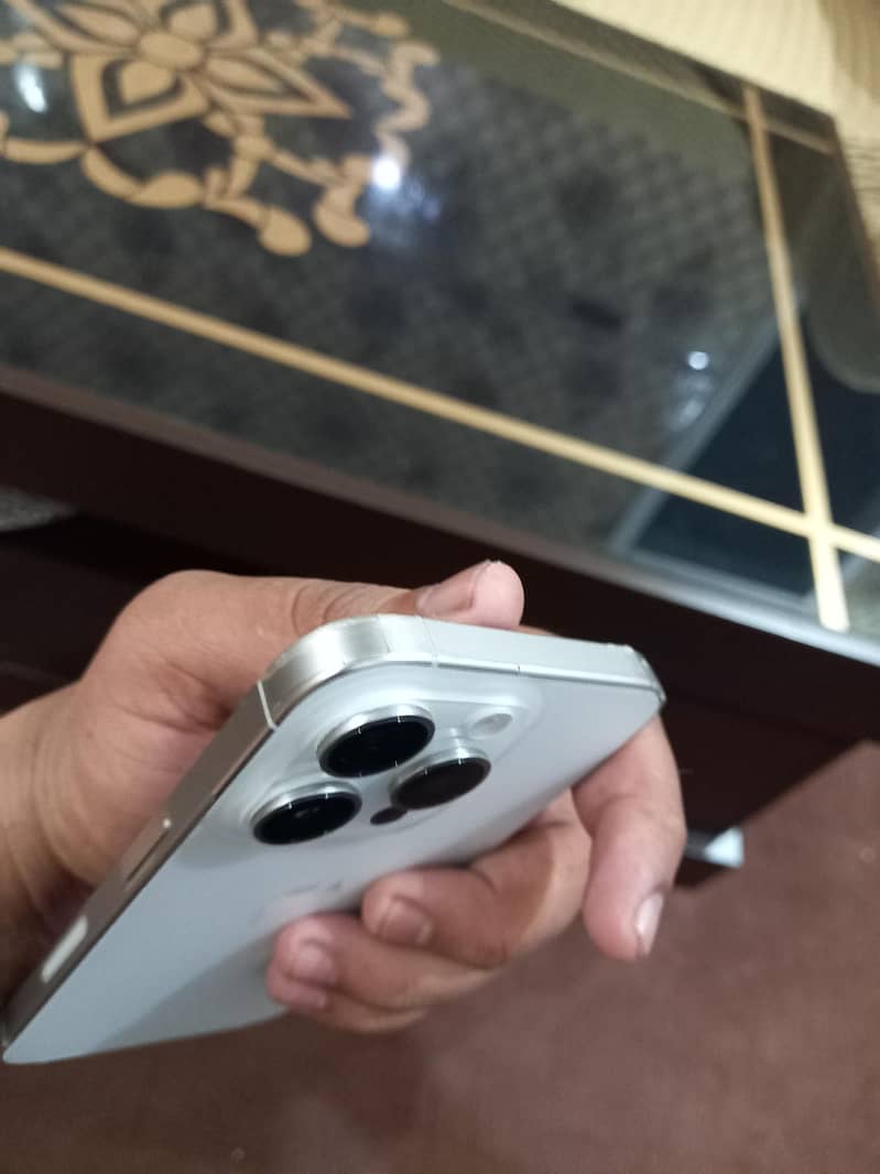 Apple iPhone 15 Pro 4