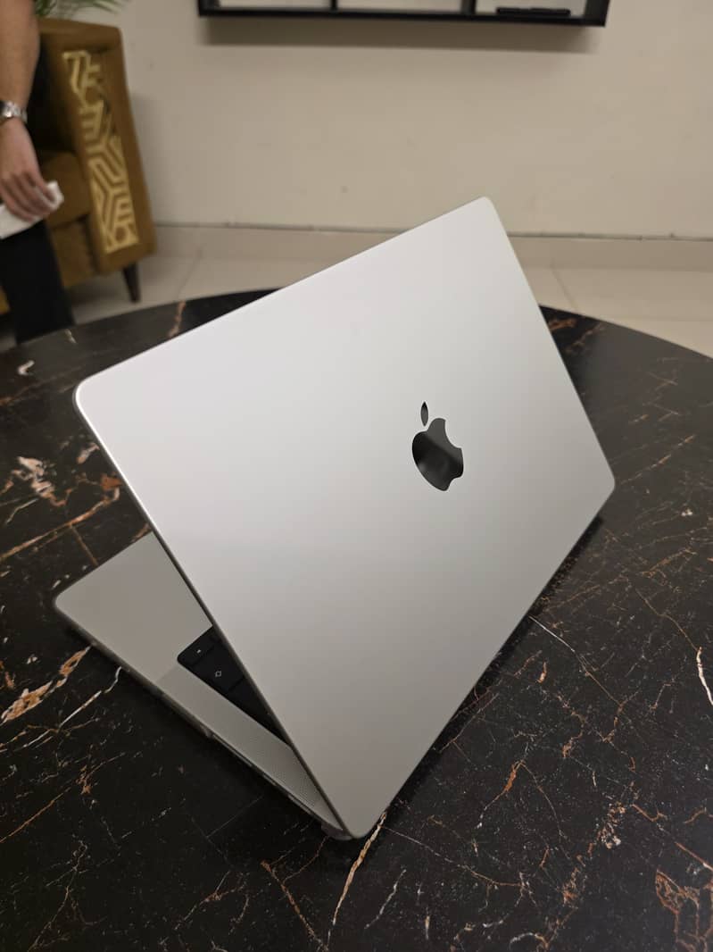 MacBook Pro M4 18