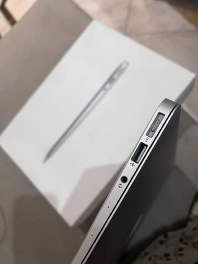 Macbook air 13 inches 2017 core i5 4/128