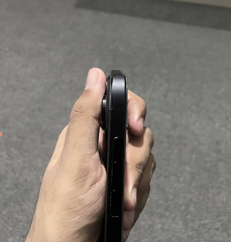 Apple iPhone 16 Pro 2