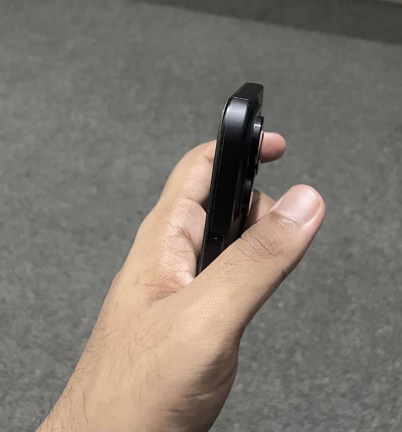 Apple iPhone 16 Pro 3