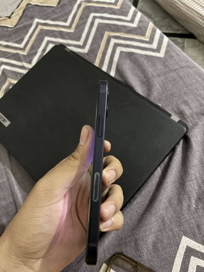 Apple iPhone 12 4