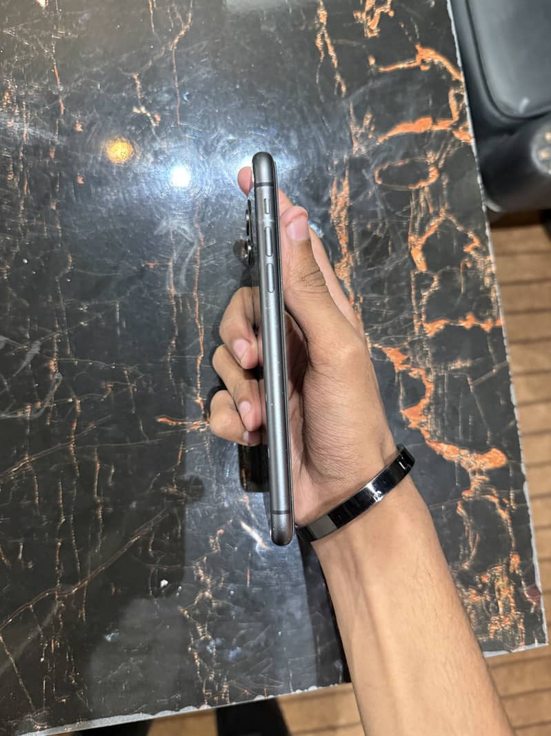 Apple iPhone 11 4