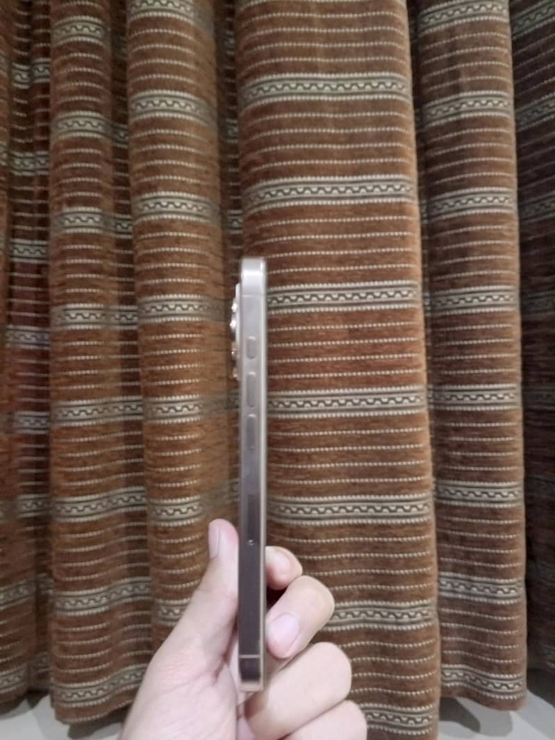 Apple iPhone 16 Pro 2