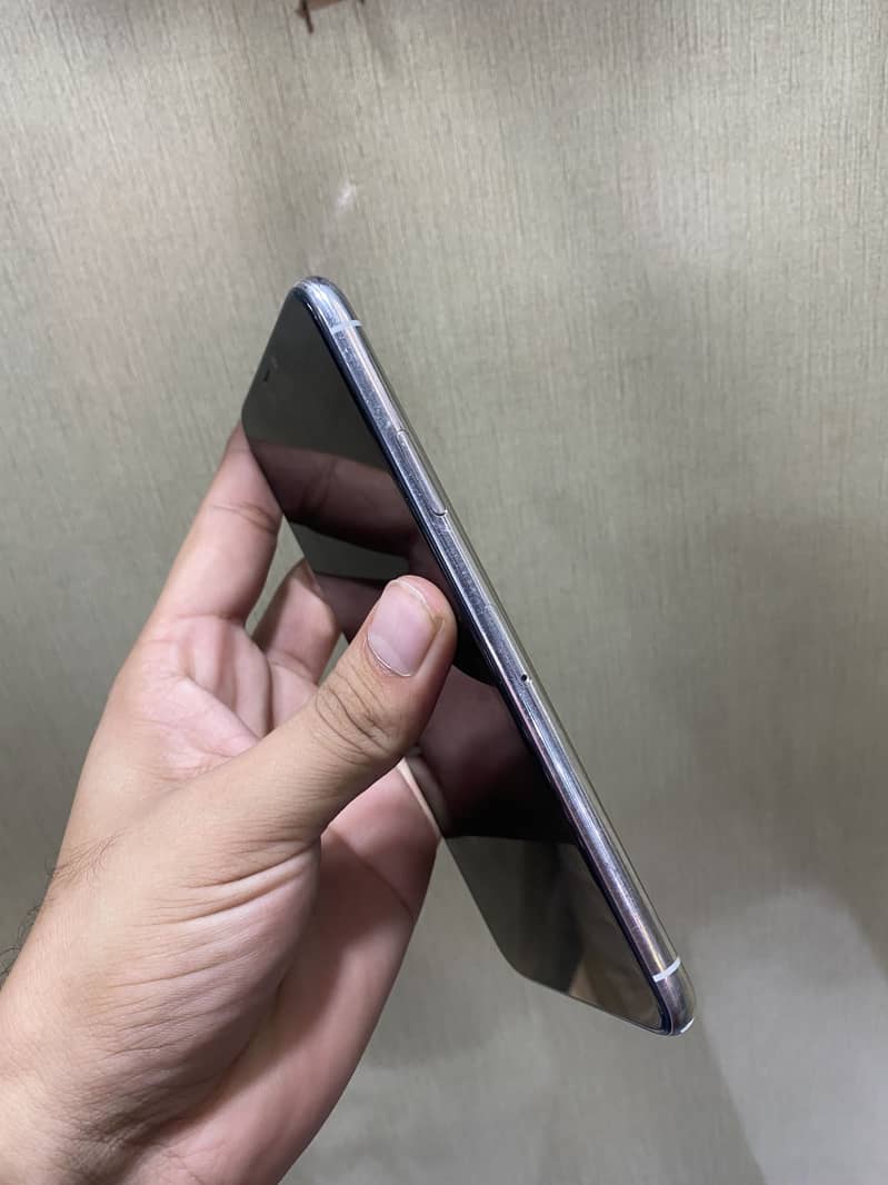 Iphone 11pMx 4