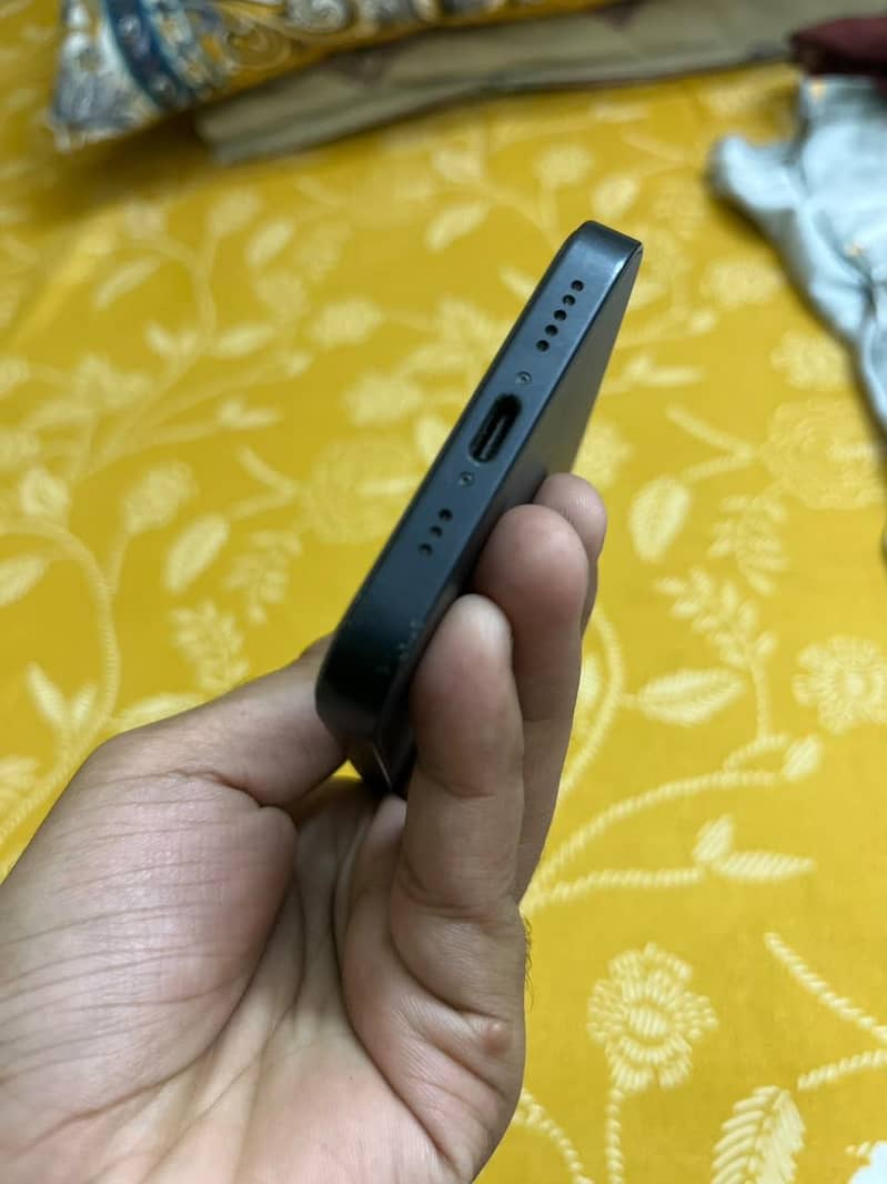 Apple iPhone 16e 1