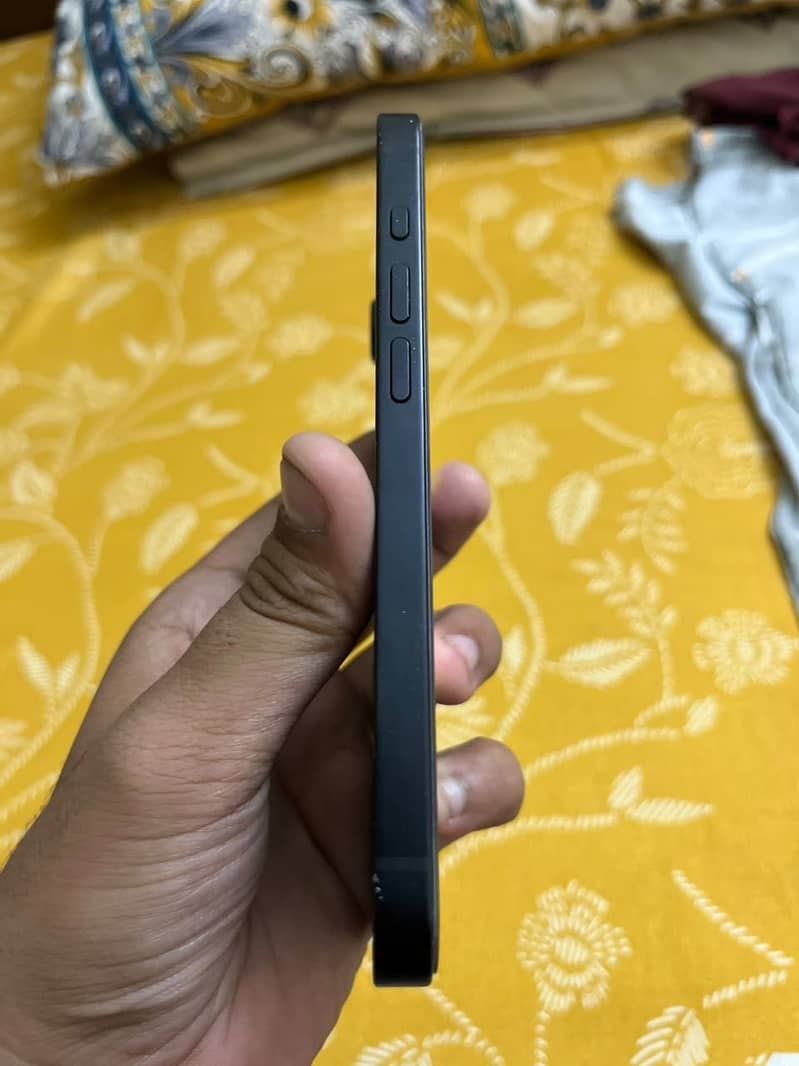 Apple iPhone 16e 2