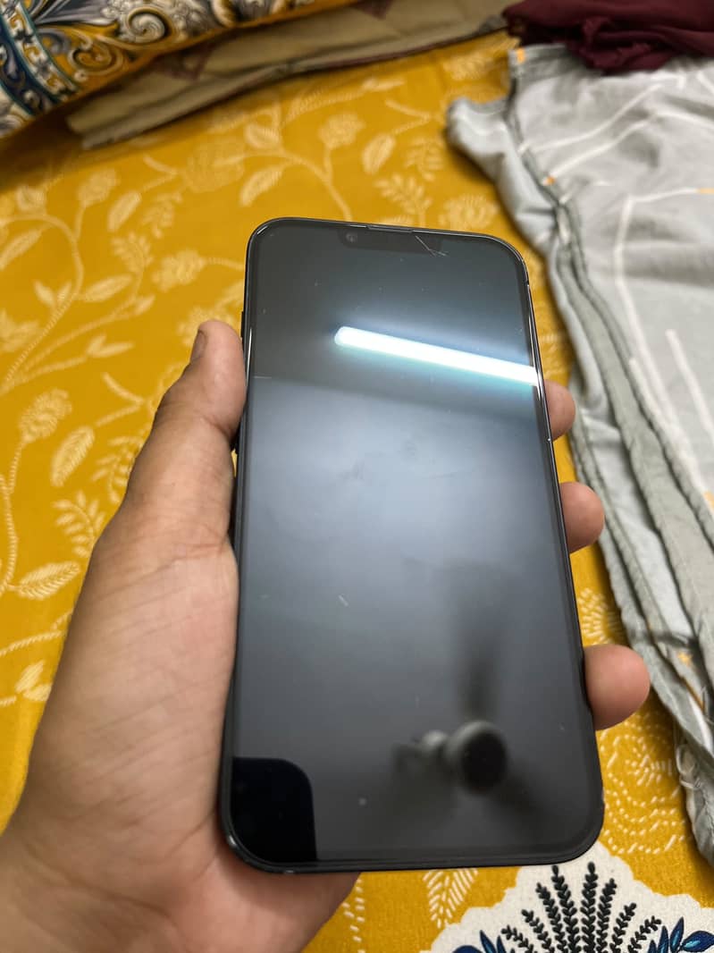 Apple iPhone 16e 3