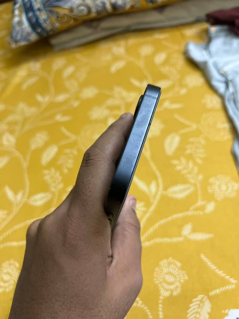 Apple iPhone 16e 4