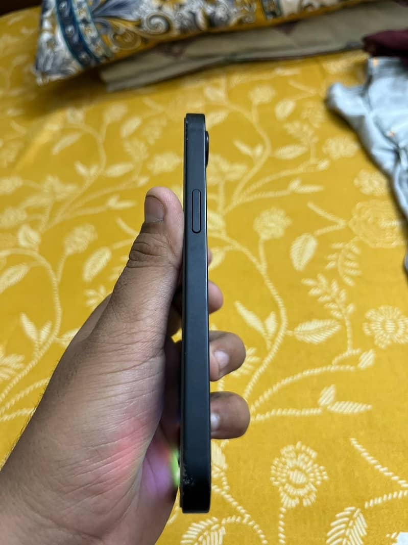 Apple iPhone 16e 5