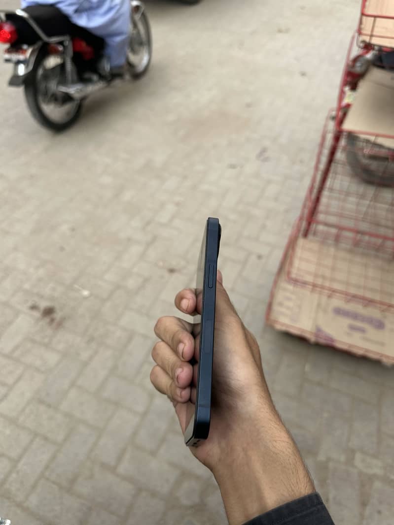 Apple iPhone 13 4