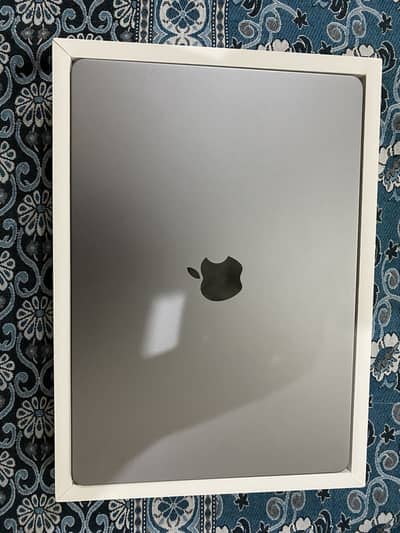 Macbook Air  M2 15 inch just like new with box charger