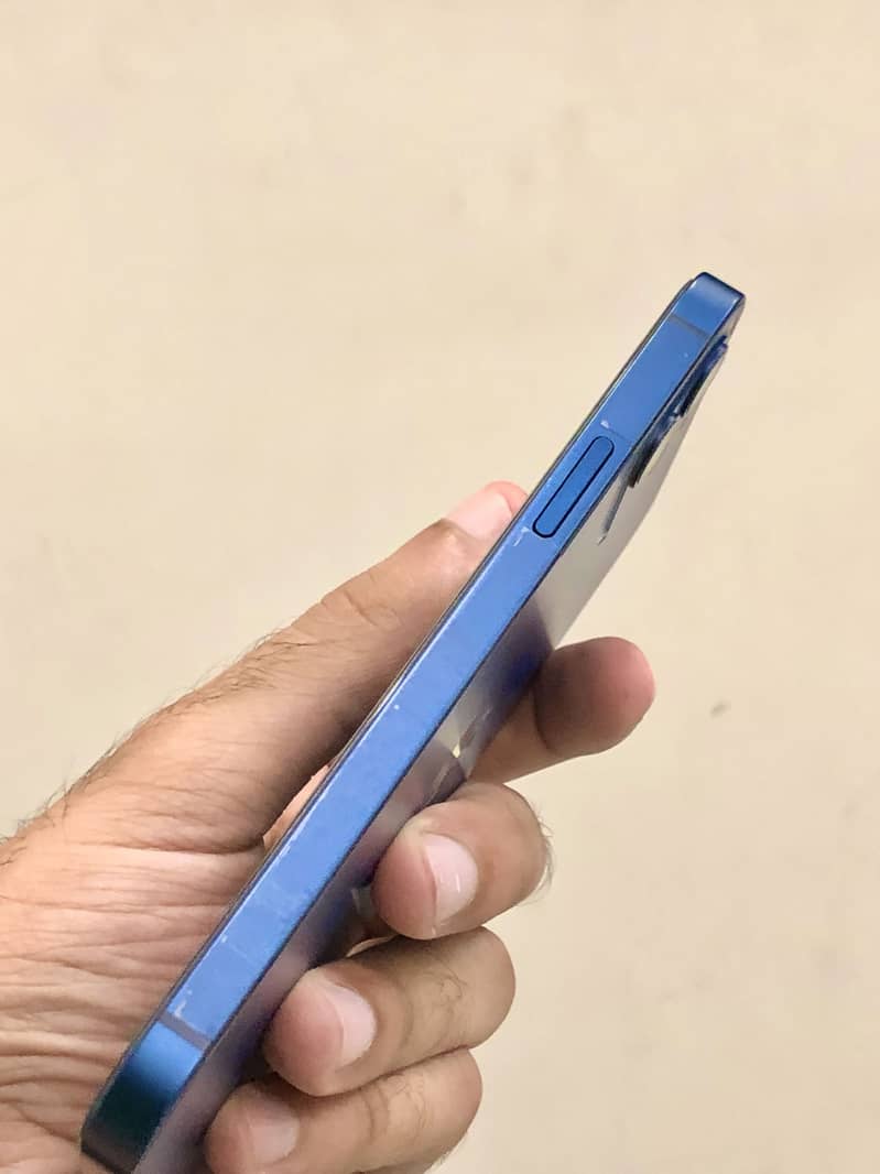 Apple iPhone 12 4