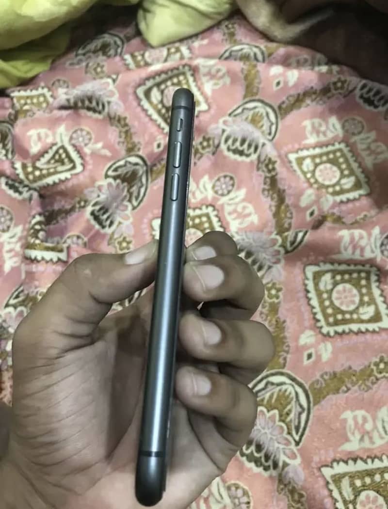 Apple iPhone 11 4