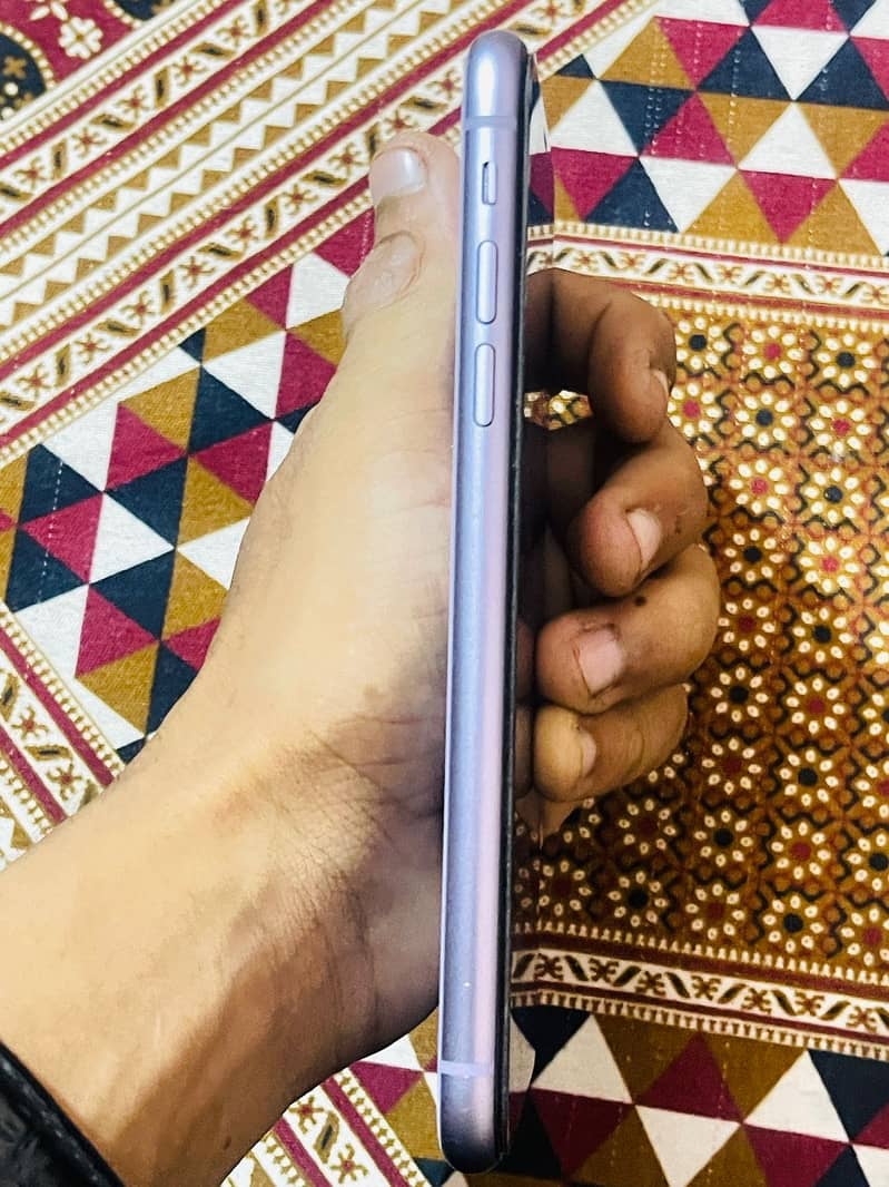 Apple iPhone 11 4