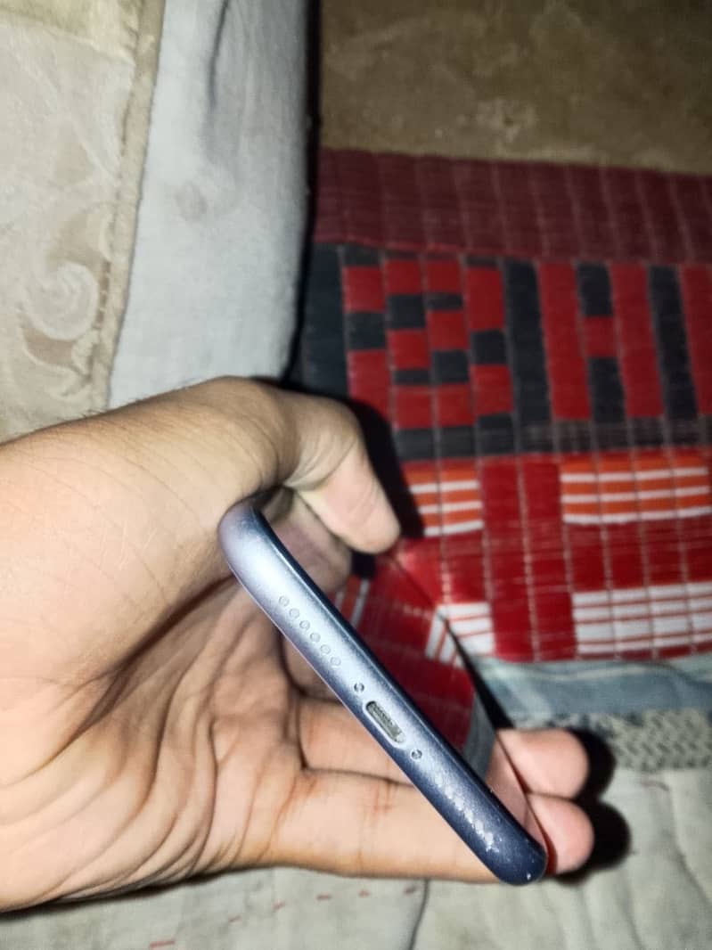 Apple iPhone 11 4