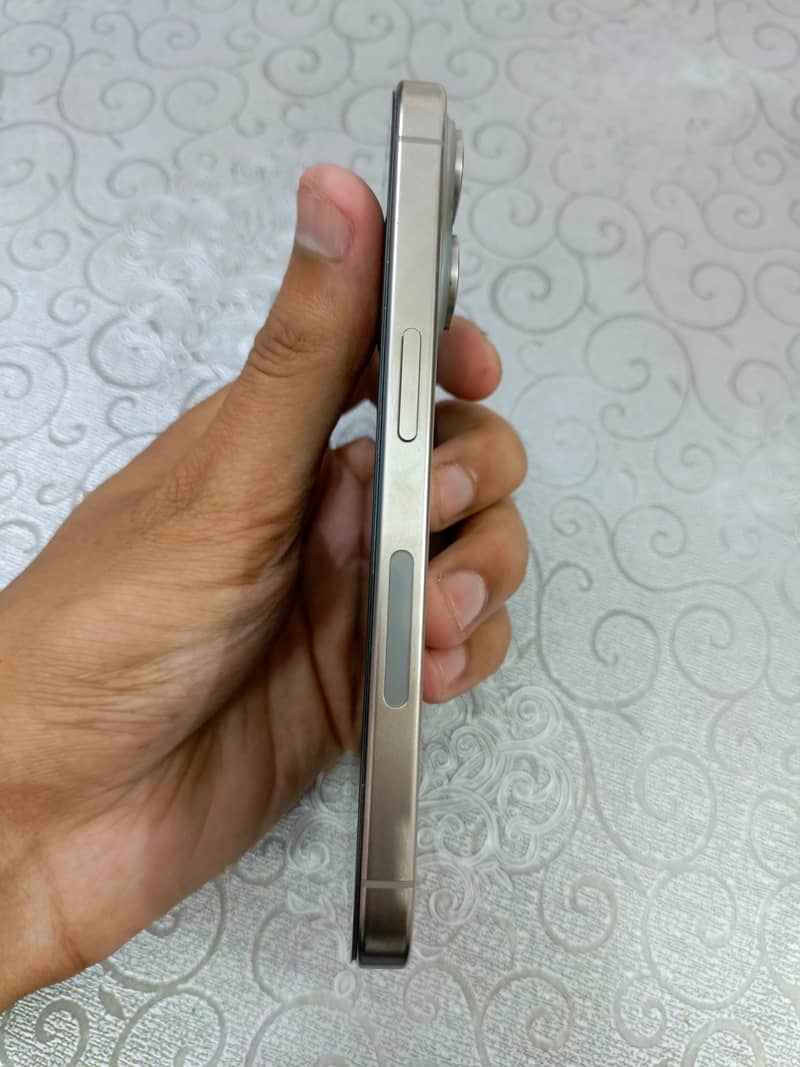 Apple iPhone 15 Pro 4