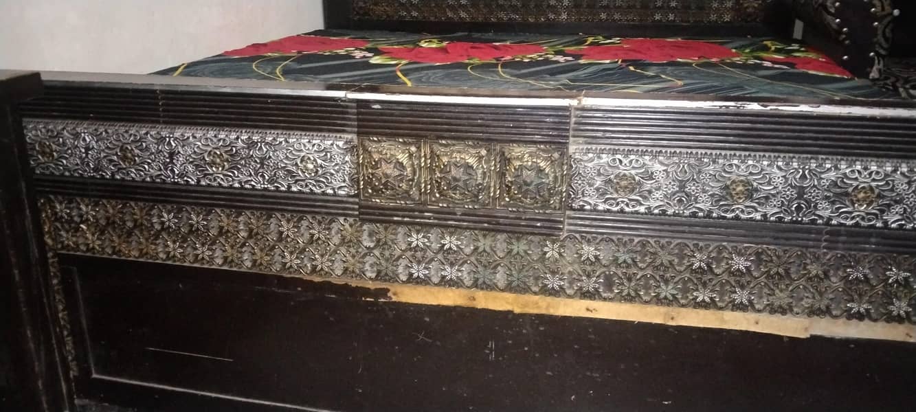 bed with one side table and dressing table 3
