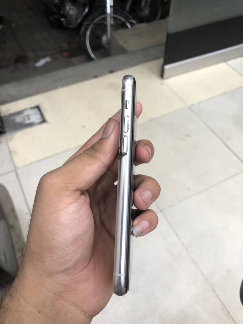 Apple iPhone 11 Pro 2