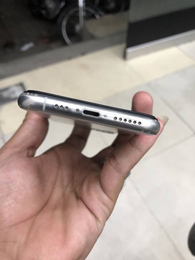 Apple iPhone 11 Pro 4