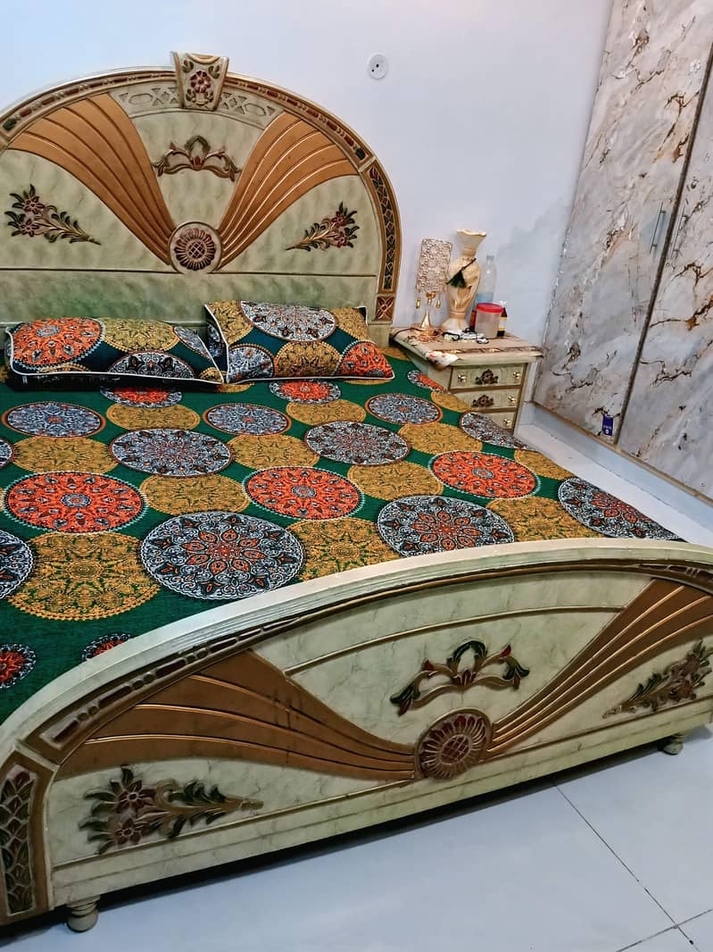 bed and dressing 0