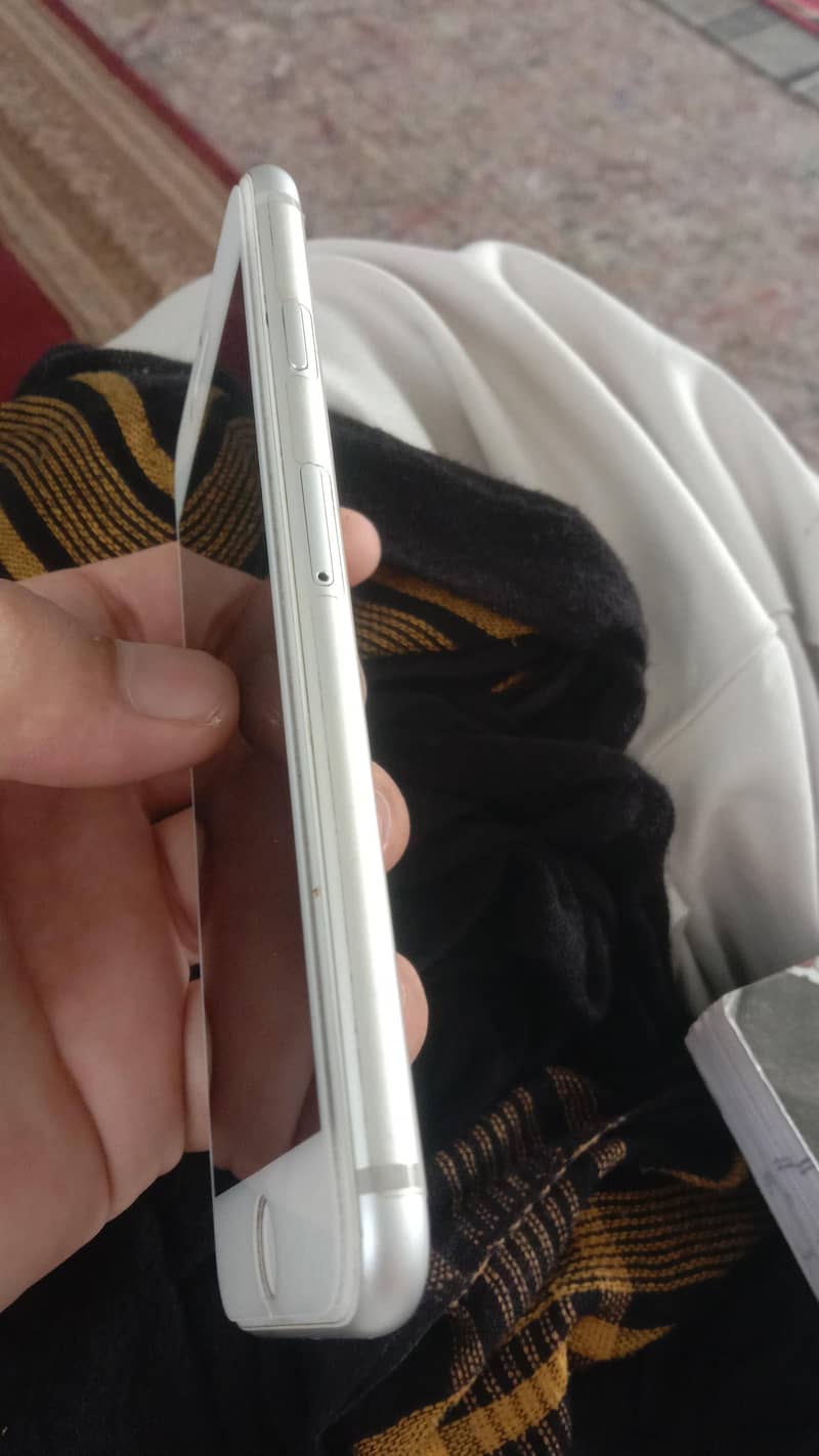 Apple iPhone 8 3