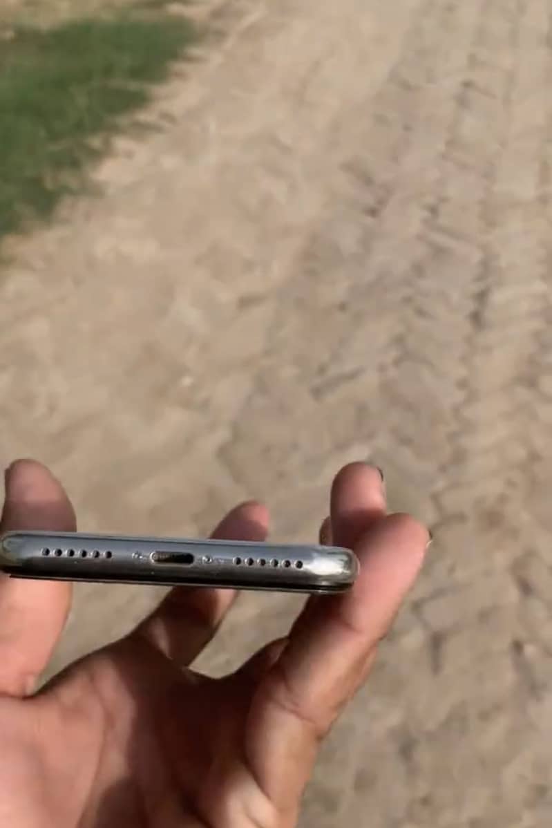 Apple iPhone X 4
